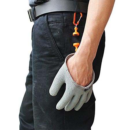 7. Inf-way Fishing Glove with Magnet Release