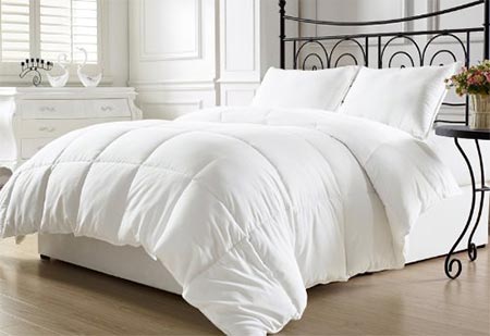 2. KingLinen Down Alternative Comforter